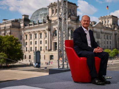 El canciller alemán, Olaf Scholz, en el plató frente al Reichstag donde ha dado la tradicional entrevista de verano a la televisión pública ARD.