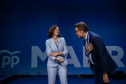 Alberto Núñez Feijóo e Isabel Díaz Ayuso, en el congreso del PP de Madrid, en mayo. 