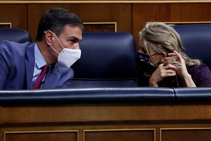 El presidente del Gobierno, Pedro Sánchez, conversa con la ministra de Trabajo y Economía Social, el pasado noviembre, en el Congreso.