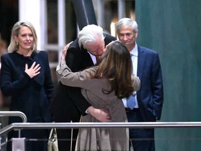 Julian Assange besa a su esposa Stella a su llegada al aeropuerto de Canberra, en Australia, tras ser liberado.