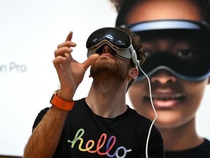 Un hombre prueba las gafas de realidad aumentada Apple Vision Pro durante la presentación del producto en la Apple Store de Nueva York, el pasado 2 de febrero.