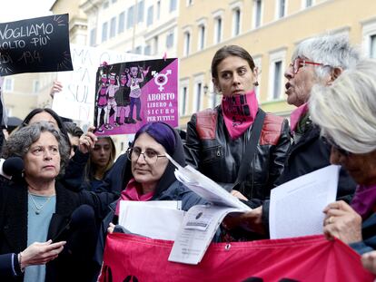 Mujeres del Movimiento Ni Una Menos en Italia en una protesta el pasado 22 de abril contra las decisiones en temas de salud sexual y reproductiva del gobierno de Giorgia Meloni.