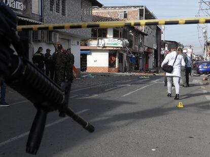 Soldados y forenses trabajan en el sitio donde explotó la moto bomba en Jamundí, el 20 de mayo.