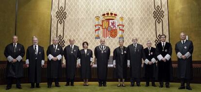 Acto de toma de posesi&oacute;n del presidente del Tribunal Constitucional, Francisco P&eacute;rez de los Cobos (en el centro, que posa junto al resto de magistrados 