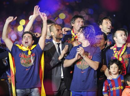 Jugadores y el entrenador del F.C Barcelona celebran la Liga en el Camp Nou.