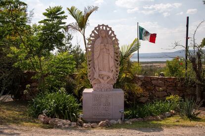 Estatua de la Virgen de Guadalupe a la entrada de Vinos y Licores Azteca.