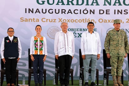 Claudia Sheinbaum y López Obrador con elementos de la secretaría de seguridad