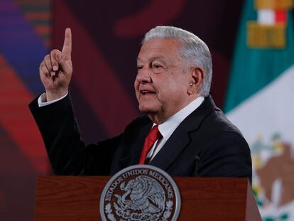 López Obrador habla durante su conferencia matutina en el Palacio Nacional, en Ciudad de México, el 9 de mayo de 2024.