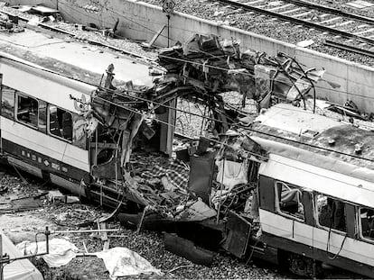 Uno de los vagones destrozados por los atentados yihadistas en la estación de Atocha, la misma mañana del 11 de marzo de 2004.