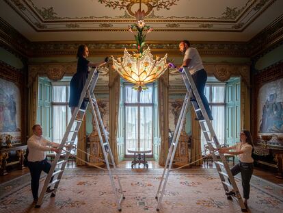 Unos restauradores trabajan en la llamada "Centre Room" del palacio de Buckingham, en Londres.