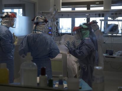 Personal médico atiende a un paciente con coronavirus en el Hospital Los Arcos de San Javier, en Murcia.