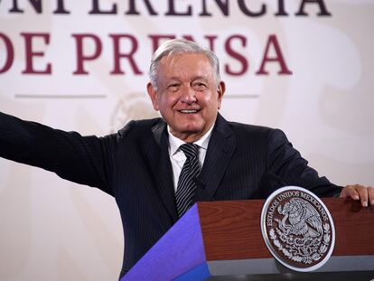López Obrador habla durante la conferencia matutina en Palacio Nacional, este 15 de mayo.