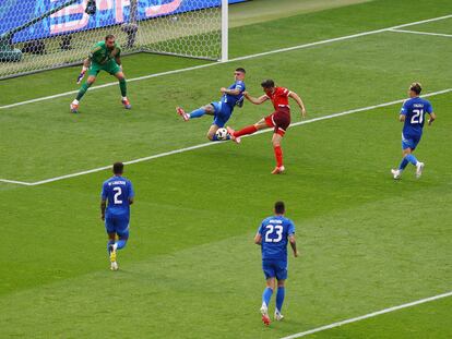 Freuler dispara ante Donnarumma en el gol de Suiza.