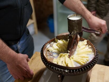 Jorge Mariscal elabora mantequilla a partir de nata de leche de vacas de pasto en la granja San Juan (Cantabria).