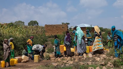 A group of people pump water into a well in the Harari region of Ethiopia.