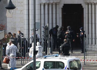 Al menos tres personas han muerto en un ataque con cuchillo perpetrado este jueves por la mañana en una iglesia en el centro de Niza, en el sureste de Francia. La Fiscalía nacional antiterrorista ha confirmado que ha abierto una investigación por “asesinato y tentativa de asesinato en relación con un acto terrorista” y “asociación terrorista”. El agresor ha sido detenido. En la imagen, agentes de la policía, en la entrada de la basílica de Notre Dame de Niza.