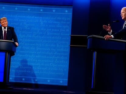 El expresidente de EE UU, Donald Trump (a la izquierda), y el presidente Joe Biden. en una imagen de su primer debate electoral en las presidenciales de 2020 en Cleveland (Ohio).