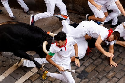 Corredores en el quinto encierro de San Fermín, este jueves.