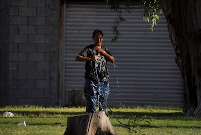 Una persona se refresca con agua durante una ola de calor en Mexicali, el 6 de julio.
