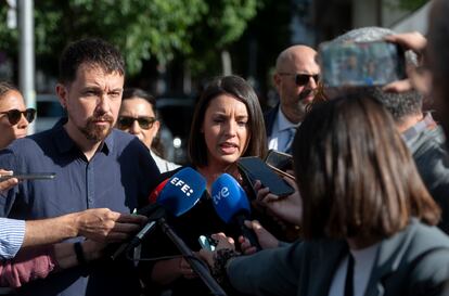 Pablo Iglesias e Irene Montero atienden a los periodistas este lunes a las puertas del juzgado, en Madrid.