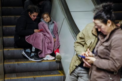 Civiles se refugian de los bombardeos rusos en una estación del metro de Kiev, en Ucrania, el pasado 11 de abril.