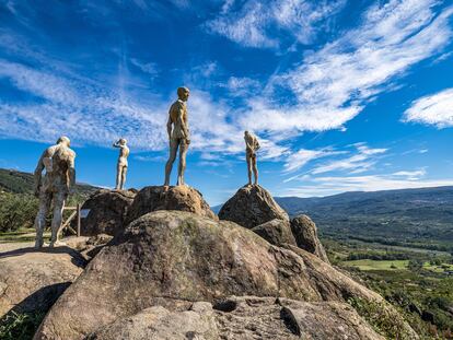 Las visitas desde el Mirador de la Memoria, con obras del artista Francisco Cedenilla Carrasco, en el valle del Jerte (Cáceres).