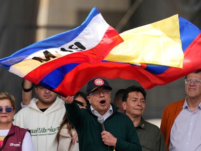 Gustavo Petro ondea la bandera de Colombia y del M-19, el 1 de mayo en Bogotá.