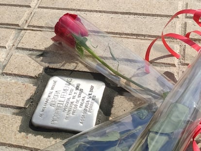 Rosas junto a una placa de homenaje a Aurora Picornell.