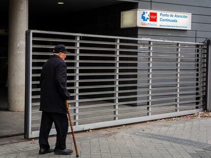 Un hombre pasa por delante del Punto de Atención Continuada de Paseo Imperial, en el distrito de Arganzuela de la ciudad de Madrid.