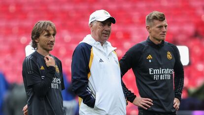 Ancelotti, entre Modric y Kroos, en el entrenamiento de este viernes en Wembley.