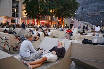 Jóvenes relajados en el Museumsquartier - un complejo de museos, cafés y restaurantes en Viena (Austria).