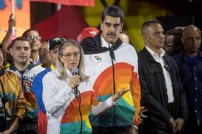 El presidente de Venezuela, Nicolás Maduro, escucha a la primera dama, Cilla Flores, durante un acto de celebración tras el referéndum consultivo sobre la soberanía del Esequibo.