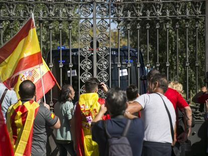 Ciudadanos frente al Parlament en la manifestaci&oacute;n a favor de la unidad de Espa&ntilde;a. 