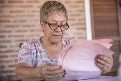 Griselda Ruiz ha documentado los casos de contaminación en un cuaderno con la etiqueta "Respuestas". Pero las esperadas reacciones no llegan. Sus quejas hasta ahora no han traído ningún alivio. Afirma que solo una vez las autoridades han estado en su complejo tomando muestras de suelo, y que pudieron detectar residuos considerables de pesticidas en el agua potable. Los estudios más recientes sobre los efectos de estos productos en la salud son de 2009. A ella le gustaría ir de un lugar a otro y recopilar datos sobre los casos de cáncer de los residentes, dice.