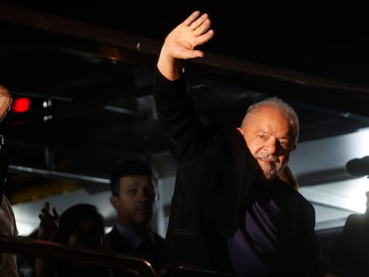 El expresidente y candidato Luiz Inácio Lula da Silva saluda a los simpatizantes que celebran los resultados de las elecciones, este domingo en Sao Paulo (Brasil).