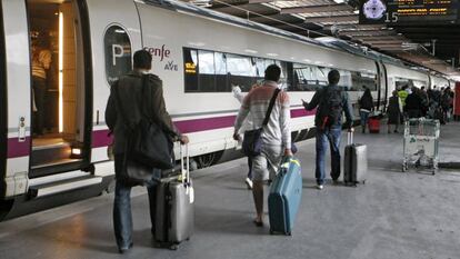 Un grupo de viajeros accede a un AVE de Renfe en la estación madrilñeña de Atocha.