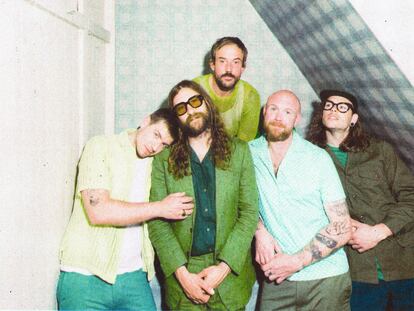 La banda Idles, que acaba de presentar en una gira por España su álbum 'Tangk'. Arriba, de verde, Joe Talbot.