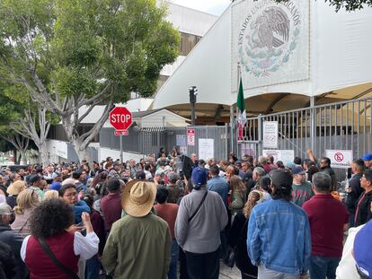 Decenas de personas aguardan por información a las afueras del consulado de México en Los Ángeles, la mañana del 2 de junio.