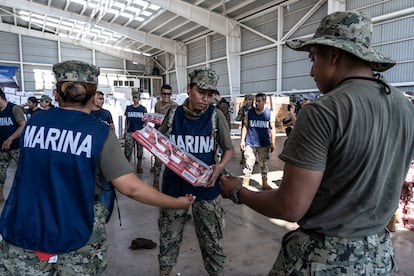 Personal de la Marina carga víveres que viajarán en helicóptero a  San Isidro Gallinero, desde el aeropuerto de Acapulco, el 2 de noviembre.