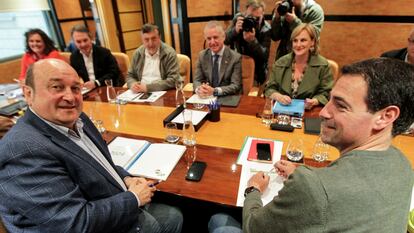 Andoni Ortuzar e Imanol Pradales, en primer término, en la reunión de la dirección del PNV en Bilbao para valorar las elecciones vascas.