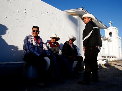 Varios hombres se reúnen fuera una iglesia en la ciudad de Guadalupe, Arizona (EE UU).