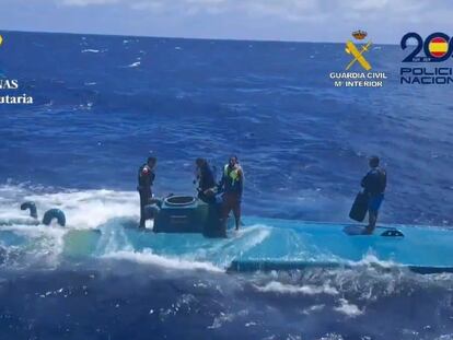 'Narcosubmarino' interceptado cerca de Cádiz y hundido por sus cuatro tripulantes cuando fueron sorprendidos por una embarcación de Vigilancia Aduanera.