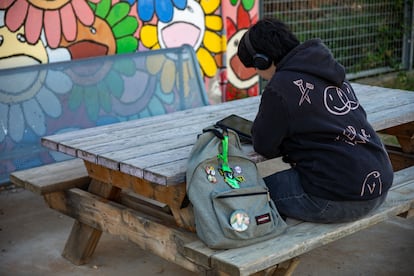 Los adolescentes de Barcelona pasan más de ocho horas diarias mirando pantallas fuera del horario de clase