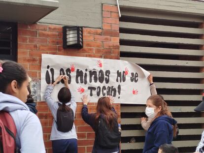 Plantón en el colegio I.E.D Las Mercedes de la localidad de Engativá, en Bogotá, el 19 de marzo de 2024.