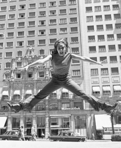 La actriz Concha Velasco en la plaza de España, en 1965.