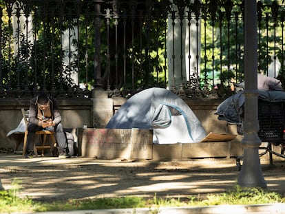 En la imagen unas personas sin hogar en el Paseo Picasso de Barcelona.