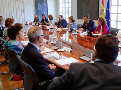 Acting Prime Minister Pedro Sánchez (c) in a meeting about Brexit.