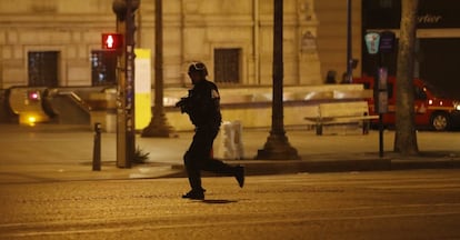 Un miembro de la Policía francesa corre cerca de la zona del tiroteo.