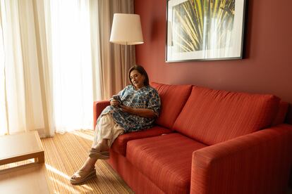 Xóchitl Gálvez descansa en la habitación de su hotel.