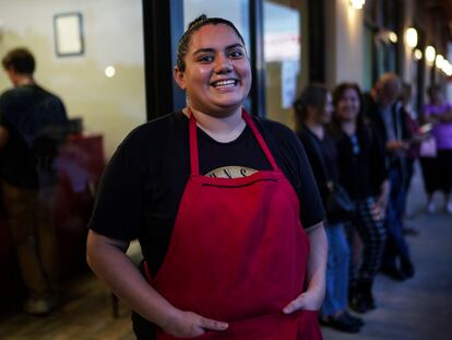 Ana Liz Pulido en la puerta  de su negocio en Mission,(Texas) el 20 de junio de 2024.